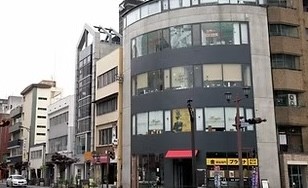 ①医院入口②院長③建物外観