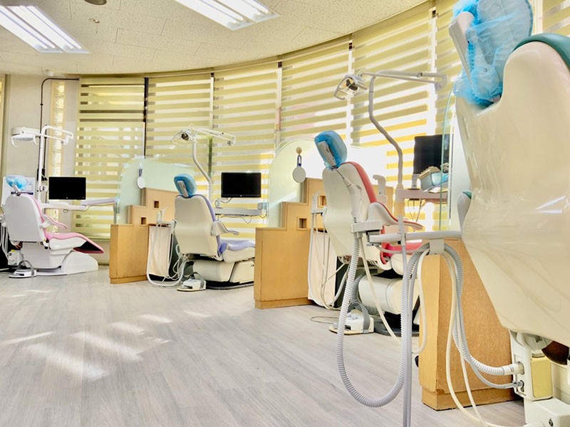 【謝苅入口バス停 徒歩2分】矯正歯科を中心に全身の健康まで見据えた診療を行うまつしま歯科・矯正歯科