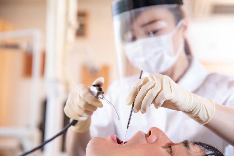 親知らずの痛みや顎関節の不調、口腔内や顎のケガ、できものや腫れなど、幅広い症状に対応する口腔外科診療を行っています。