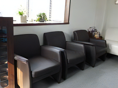 落ち着いた待合室で過ごせます
