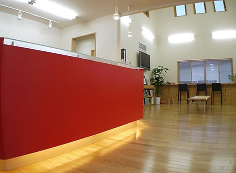 ①クリニック外観　②受付　③診察室