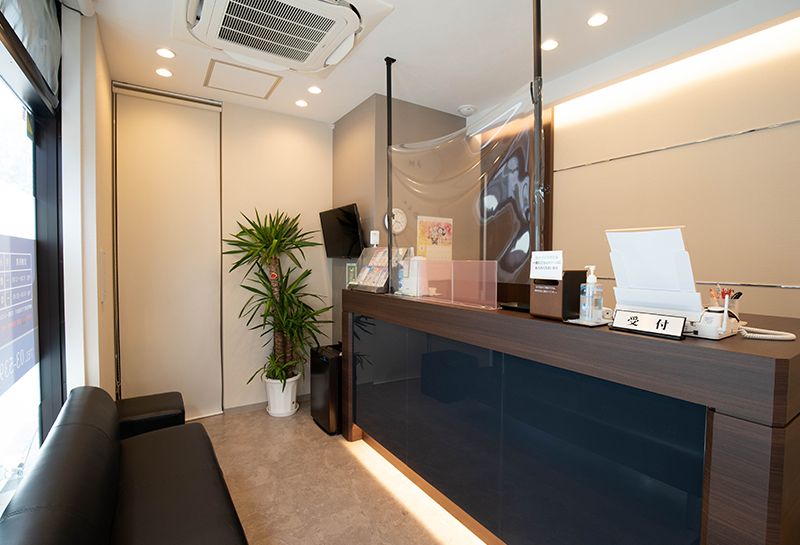 【都営三田線西台駅より徒歩1分】土日祝日も診療を行いお仕事の方も通いやすい、せんが歯科