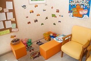 頑張って取り組めたお子様には賞状や小さなご褒美を用意し、歯科受診を前向きな体験として感じられるよう工夫しています。