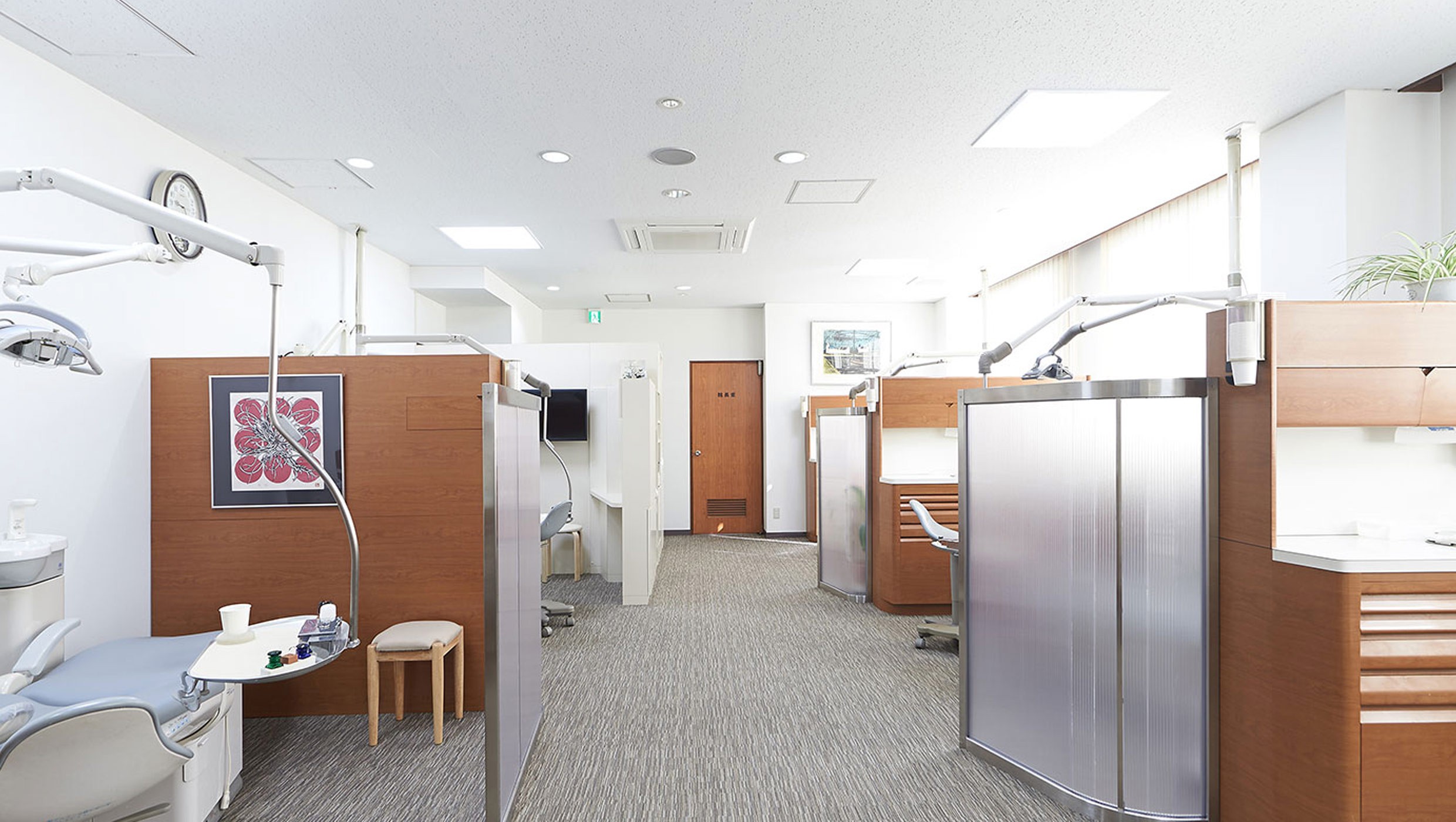 診療室はそれぞれ半個室となっております