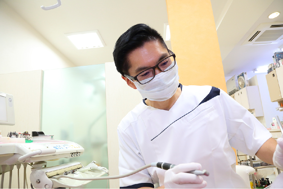 機械を使った歯面の掃除や歯石除去するPMTC