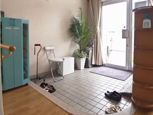 ①医院外観　②待合室　③入口