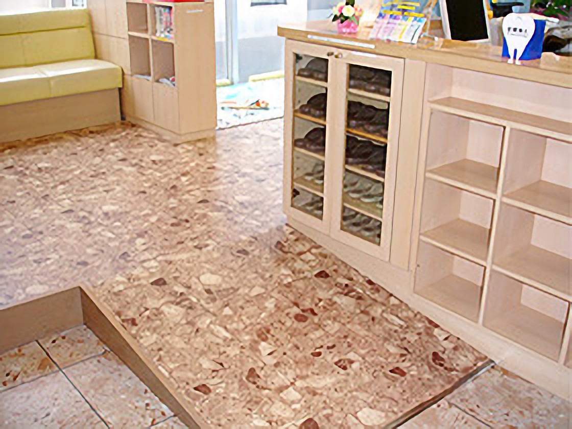 ①受付②待合室③バリアフリー