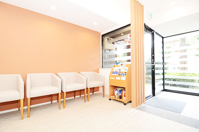 ①クリニック外観②受付③待合室