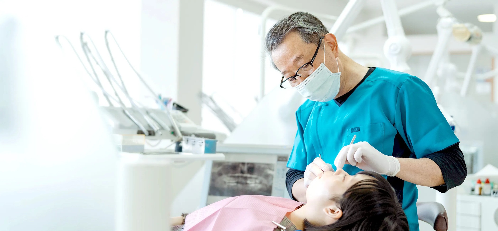 ①カウンセリング風景 ②診療風景 ③受付