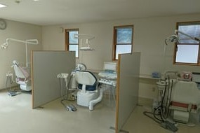 【上所駅 徒歩9分】20年以上のインプラント治療実績と丁寧な説明を大切にする渡辺歯科医院