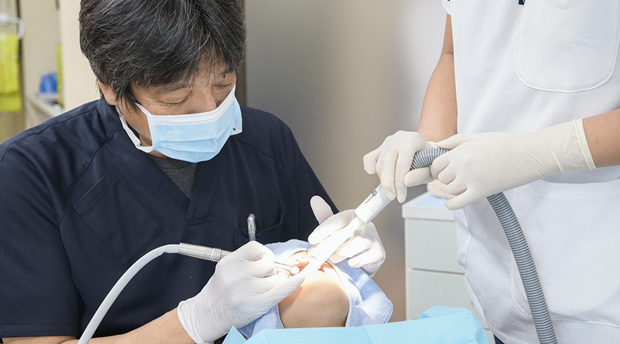 顎の骨に固定するため、天然歯に近い感覚で噛みやすく、周囲の歯へ負担をかけにくい点が特徴です。