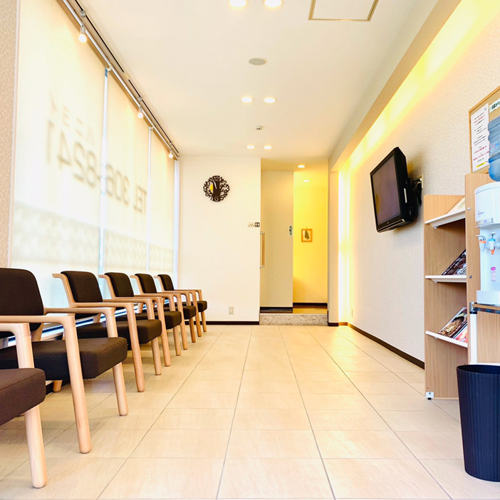 ①クリニック外観②受付③待合室