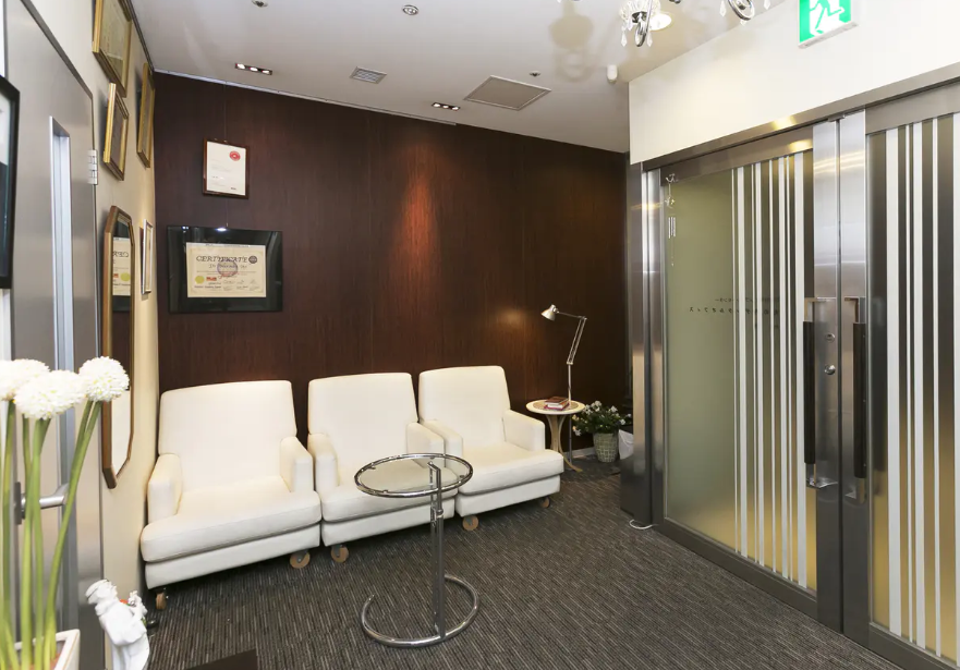 ①外観②待合室③診療室