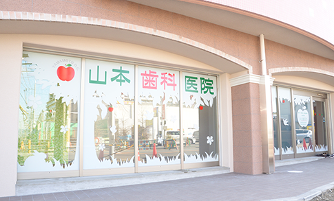 ①クリニック外観②受付③キッズスペース