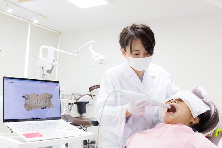お口の型採りを口腔内スキャナーによって行います