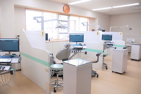 ①外観②受付③診療室
