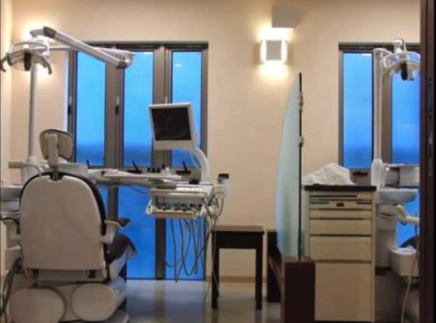 ①外観②診療室③患者様の笑顔を支えます