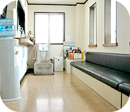 ①クリニック外観②待合室③駐車場