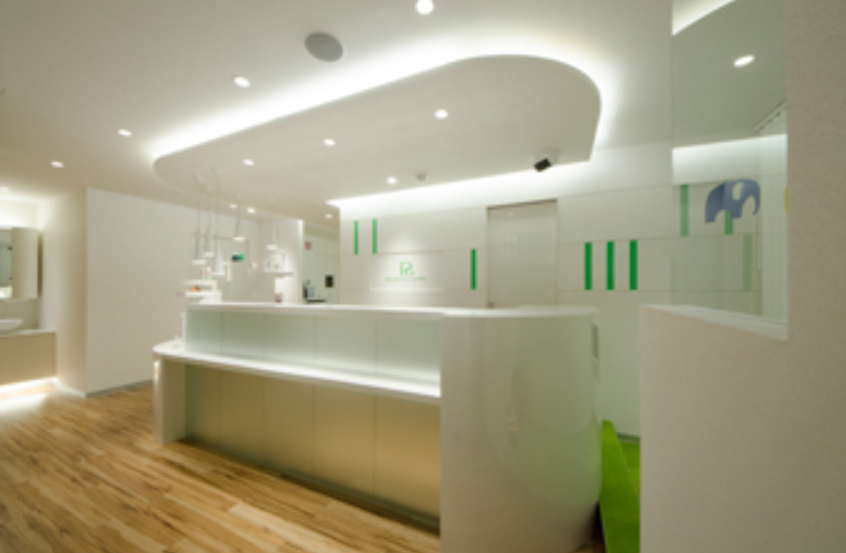 ①クリニック外観　②受付　③待合スペース