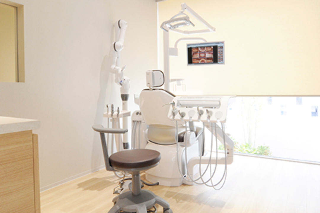 ①医院外観②待合室③個室の診療室