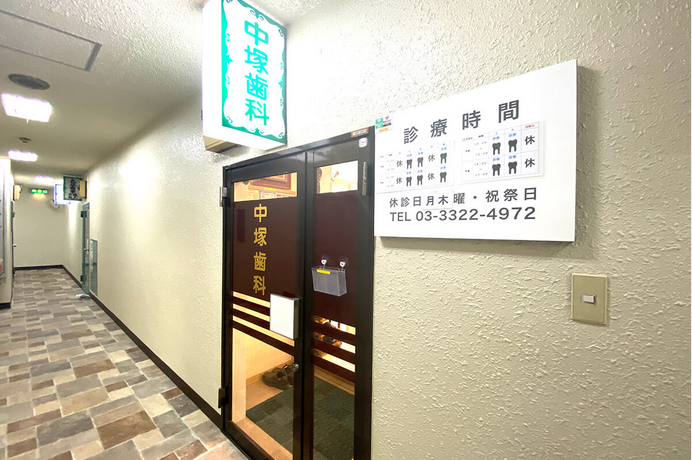 ①クリニック外観②診療チェア③待合室