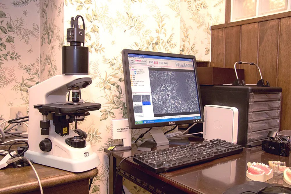 細菌の数や種類を調べる位相差顕微鏡です