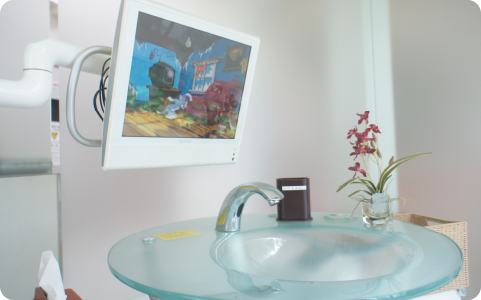 アニメの流れる診療室で、緊張をやわらげる工夫も