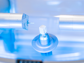 高精度のミリングマシンで設計データをもとにセラミックブロックを削りだします