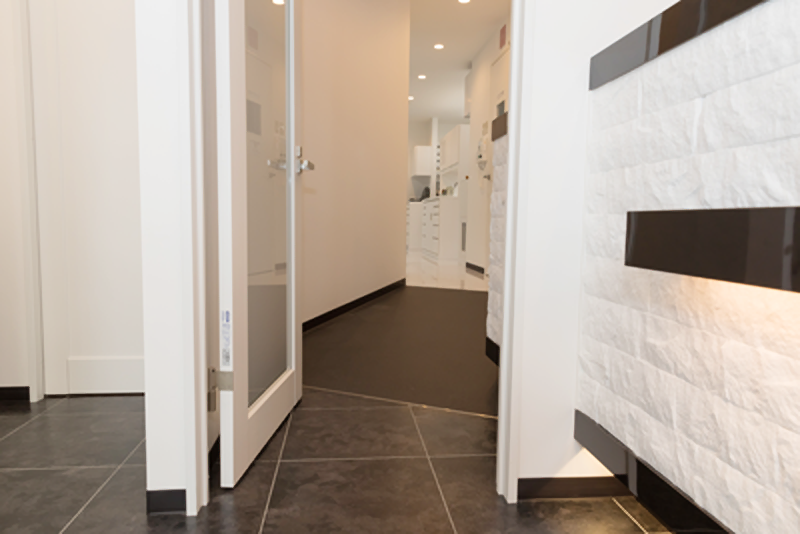 ①バリアフリーの入口②受付③診療室