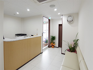 【松福町2丁目バス停より徒歩2分】【琴電松島二丁目駅より徒歩9分】心地よい治療で皆様のお口の健康を守るらく楽歯科クリニック