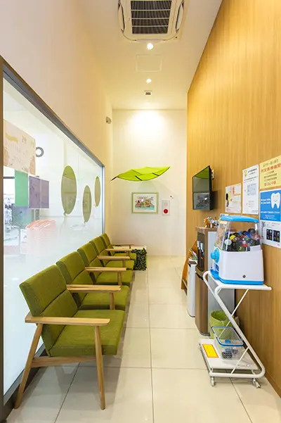 ①医院入口 ②診療室 ③待合室