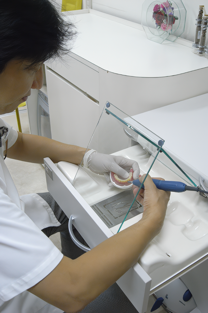 痛くない、噛みやすい入れ歯を作っています