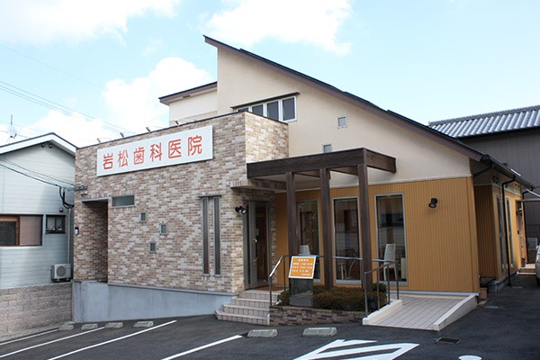 ①医院外観②受付③待合室
