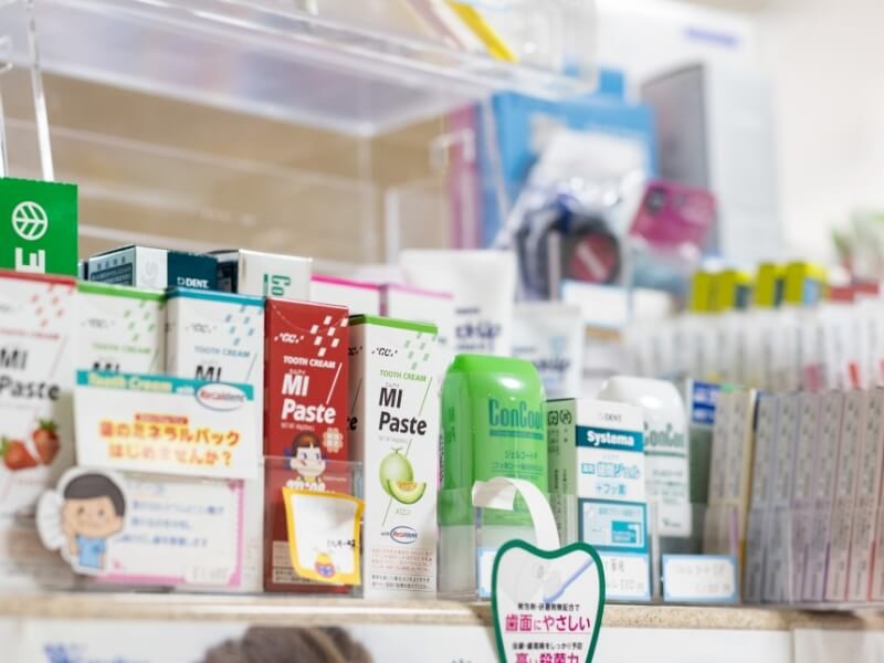 ①入口②診療室③ケア用品を取り揃えています