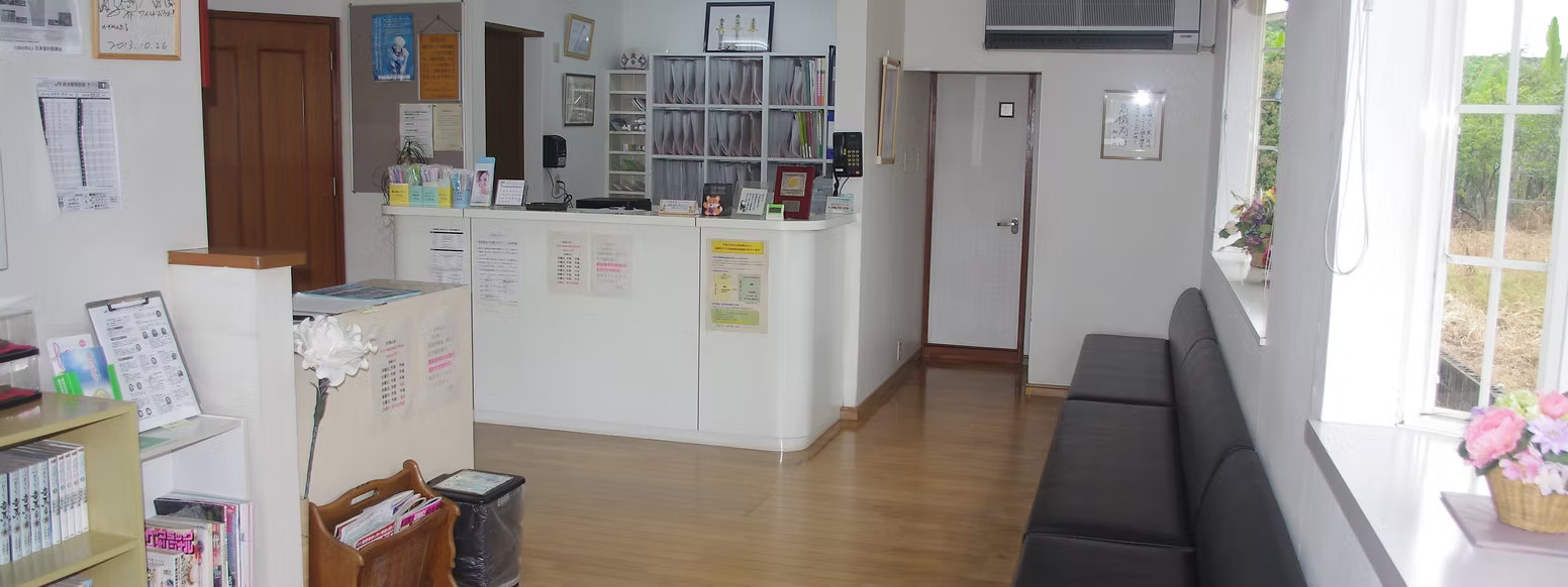 ①医院外観 ②受付 ③医院イメージ