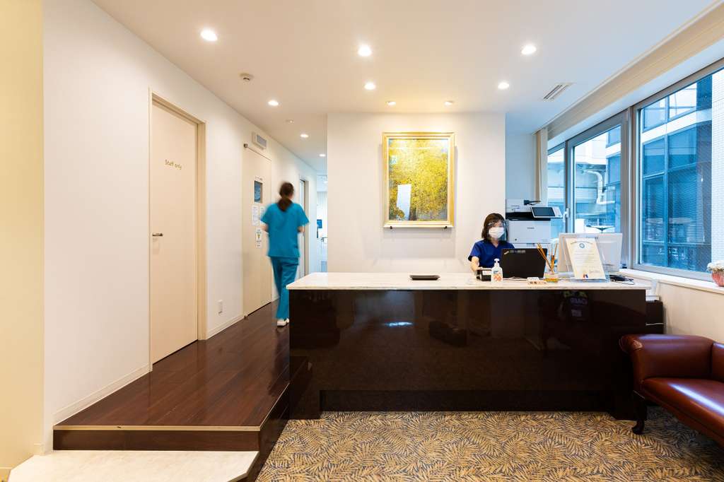 裸眼と比べて3～20倍まで拡大できるマイクロスコープを用い、精密根管治療を行っております