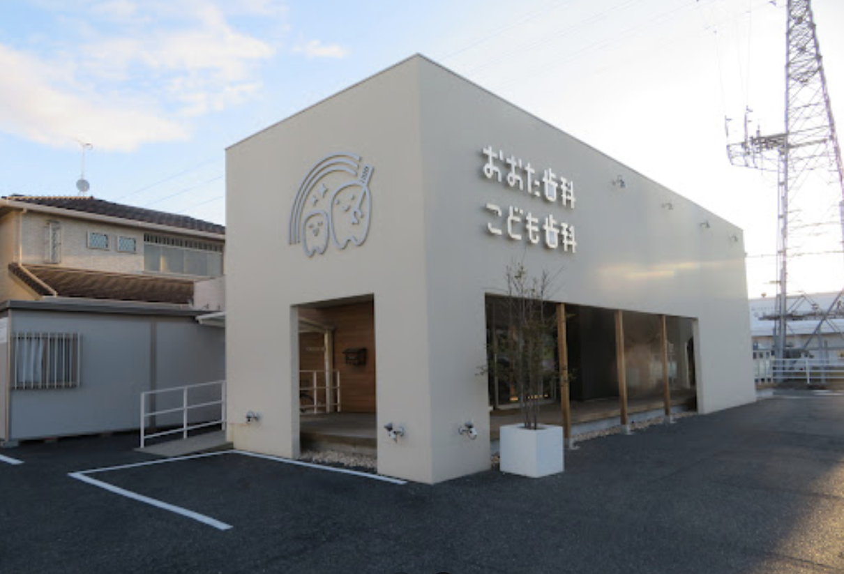 ①クリニック外観　②待合室　③キッズスペース