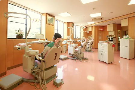 ①歯科医院外観②入口③診療室