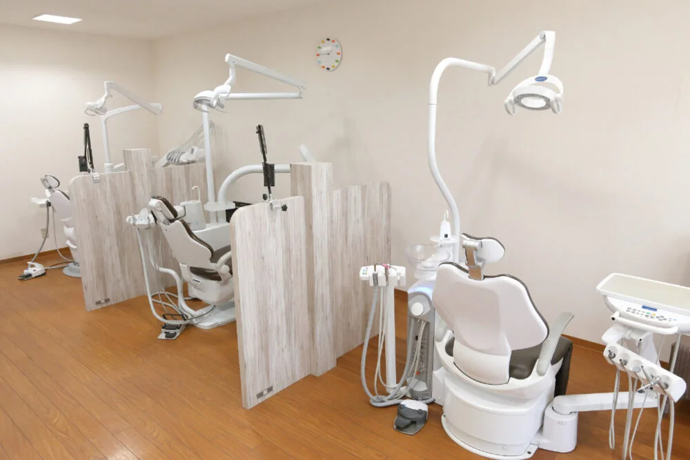 【新石切駅 徒歩15分】痛みに配慮し幅広い世代にやさしい診療を行うしが歯科医院