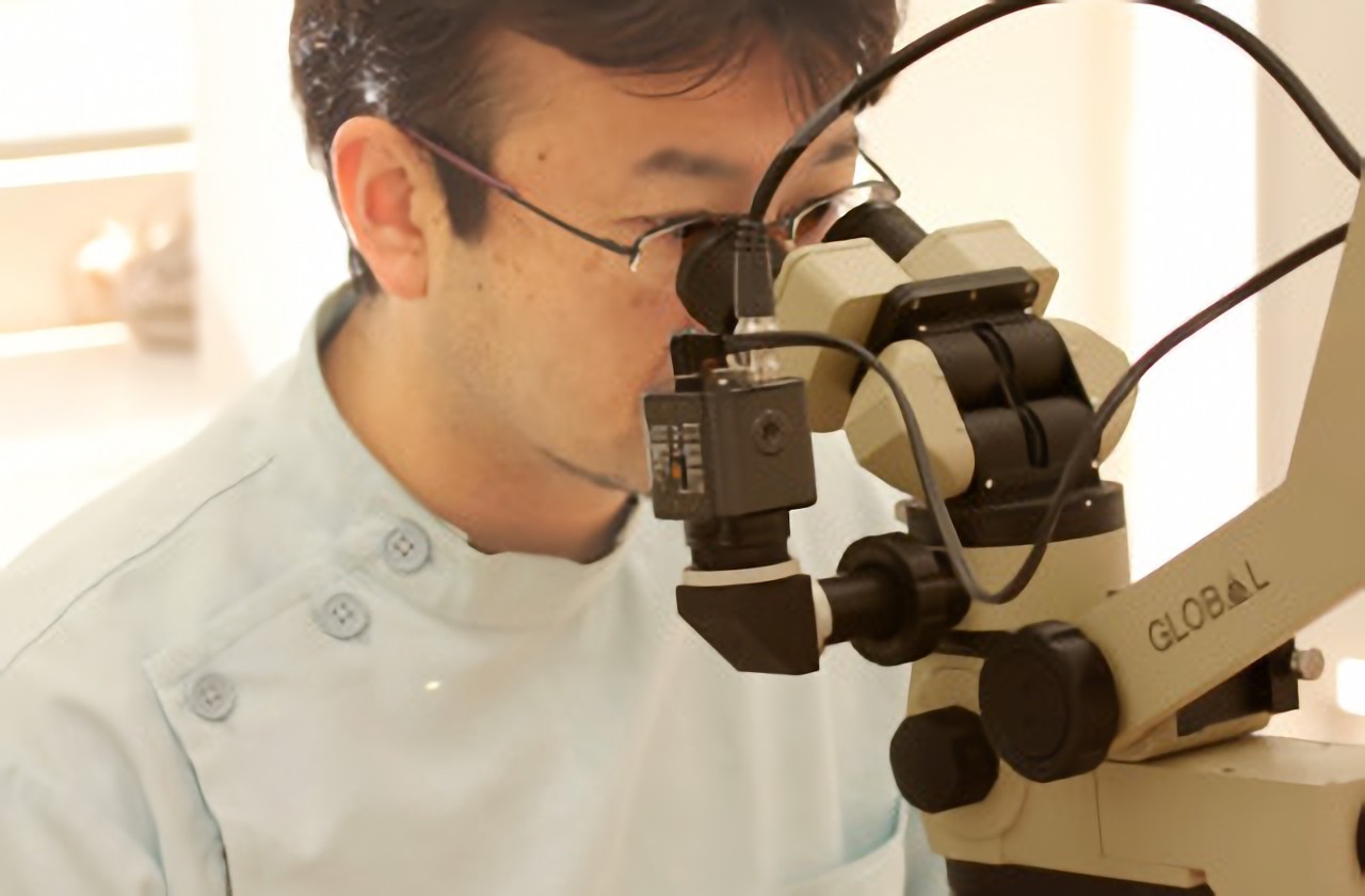 丁寧な作業にマイクロスコープは欠かせません