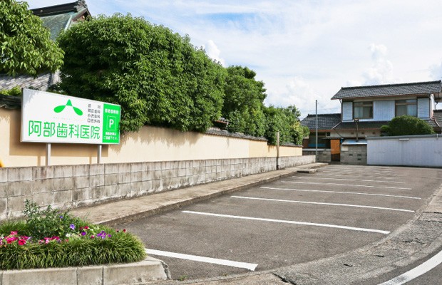院の裏にも別に駐車場がございます