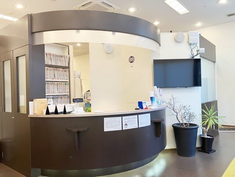 【ララパーク前バス停徒歩1分・土日診療対応】家族で通いやすい環境で幅広い診療に対応する 伊勢ファミリー歯科・矯正歯科