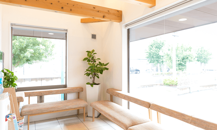 ①外観②待合室③診療室