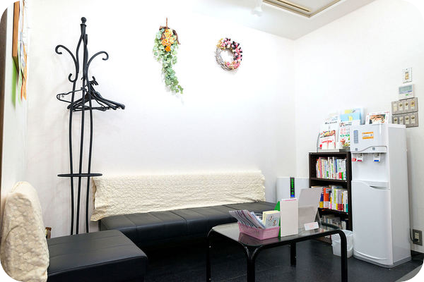 ①外観②待合室③下馬デンタルクリニックの診療台