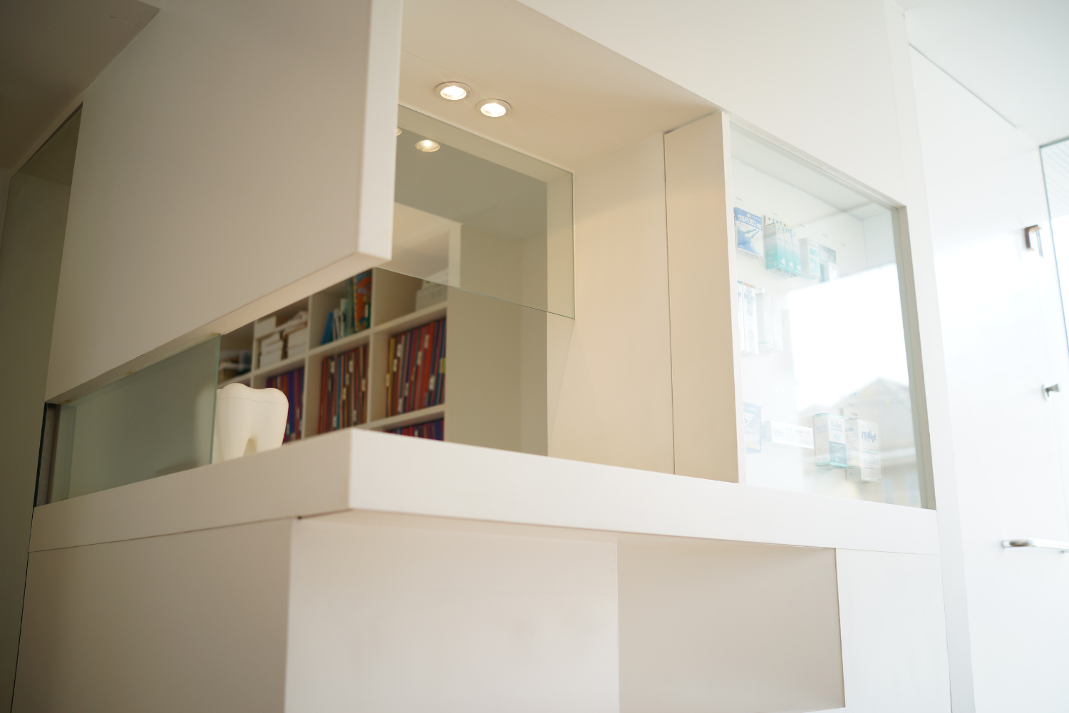 ①医院外観②受付③診療室