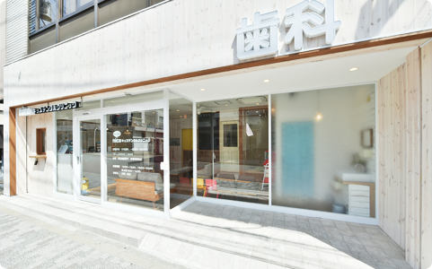 ①外観②待合室③診療室