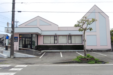 【富士急行バス停徒歩1分・駐車場10台完備】予防から義歯まで幅広く対応する小林歯科医院