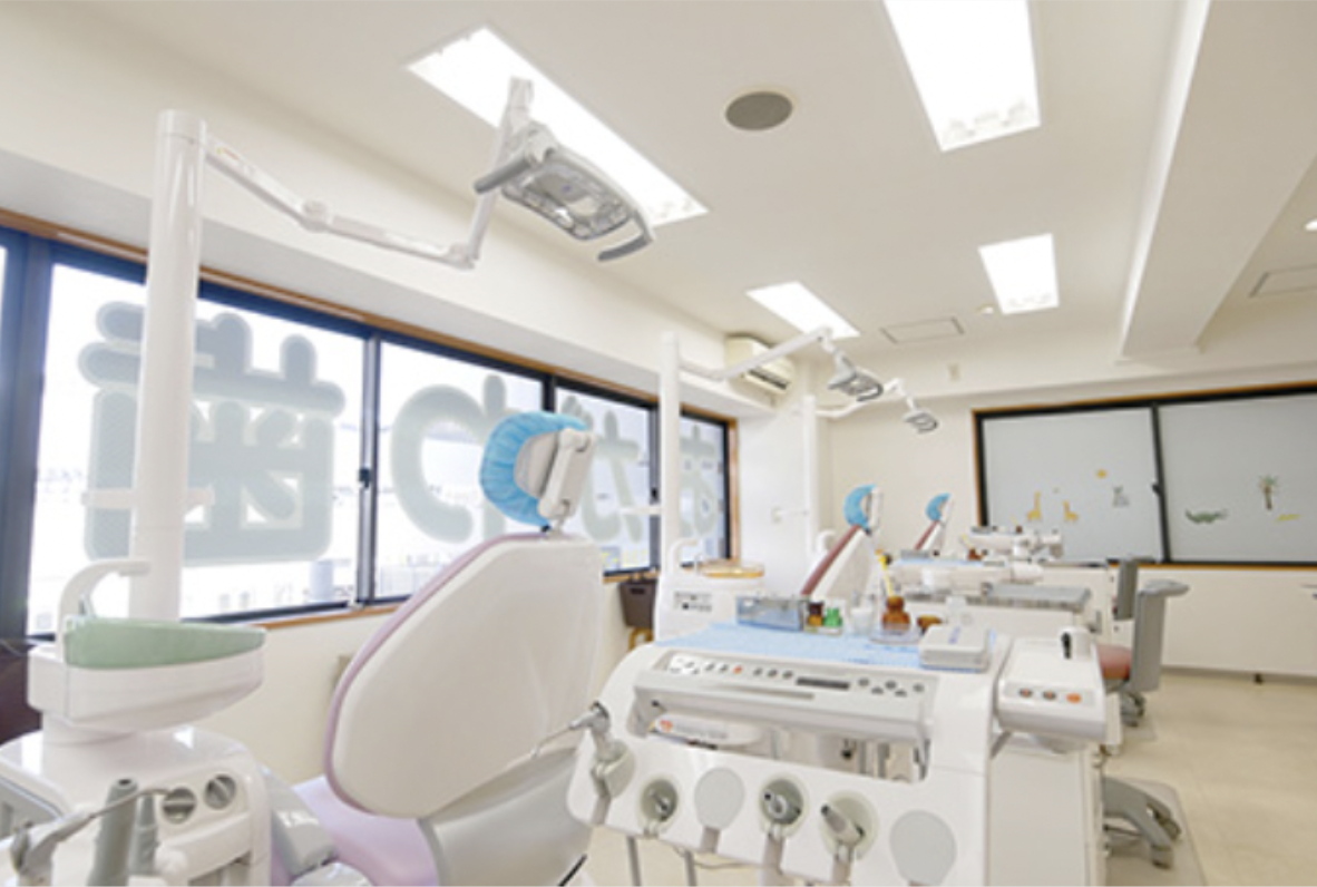 ①クリニック外観②受付③診療チェア