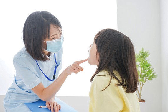 お子様が納得してから実際の治療へ移る「Tell・Show・Do」の考え方を取り入れています。