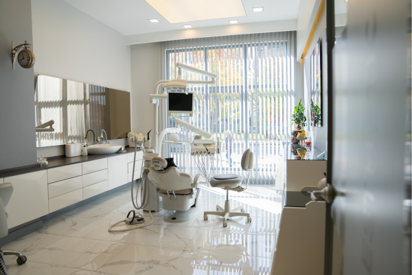 【駐車場完備】【佐鳴台小学校 バス停 徒歩2分】丁寧な説明と清潔な環境で安心治療の山崎歯科室